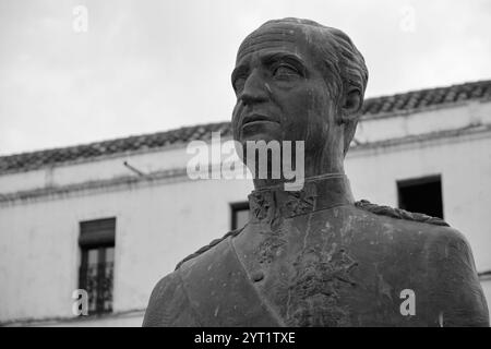 Sculpture du roi Juan Carlos I sur la Plaza de los Naranjos. Marbella, Espagne, décembre 2024. Banque D'Images