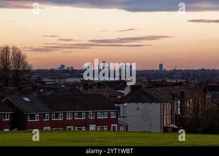 Coucher de soleil sur la ligne d'horizon lointaine de Manchester depuis Clarence Park, Bury, Angleterre. Banque D'Images