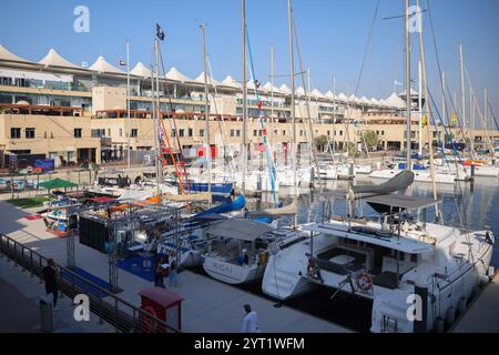 Abu Dhabi, Émirats arabes Unis. 5 décembre 2024. Yachts au port de Yas Marina avant le Grand Prix de formule 1 Abu Dhabi sur le circuit de Yas Marina le 5 décembre 2024 à Abu Dhabi, Émirats arabes Unis. (Crédit image : © Beata Zawrzel/ZUMA Press Wire) USAGE ÉDITORIAL SEULEMENT! Non destiné à UN USAGE commercial ! Banque D'Images