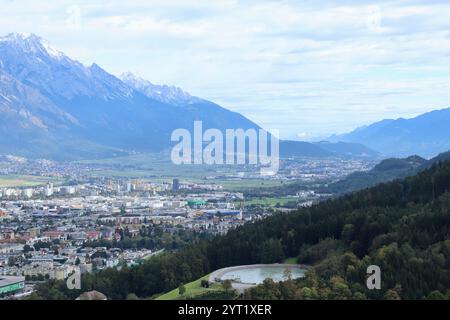 Innsbruck, Autriche - septembre 30 2024 : vue panoramique d'Innsbruck depuis Bergisel Sightseeing point, surplombant la ville et les Alpes autrichiennes Banque D'Images