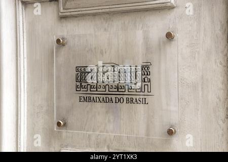 Rome, Italie - 14 novembre 2024 : plaque de l'ambassade du Brésil, située à la porte d'entrée Banque D'Images