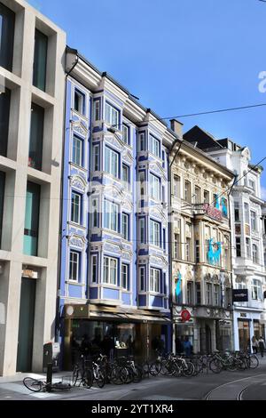 Innsbruck, Autriche - septembre 29 2024 : Rolex Store avec sa façade bleue emblématique et d'autres charmantes façades architecturales le long de Maria-Theresien-Strasse Banque D'Images