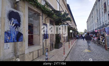 Lisbonne, Portugal- 10 novembre 2024 : espace créatif et culturel à Lisbonne appelé LX Factory où les touristes apprécient les restaurants, les galeries et la musique Banque D'Images