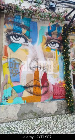 Lisbonne, Portugal- 10 novembre 2024 : graffiti dans la zone créative et culturelle de Lisbonne appelé LX Factory où les touristes apprécient les restaurants, galle Banque D'Images