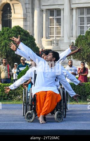 Kolkata, Inde. 05th Dec, 2024. Un groupe spécialement habilité 'Nava Uttan Group', exécute une danse spéciale en fauteuil roulant nommée "Dance on Wheels" lors de l'édition UTSAV III du FESTIVAL D'ART ami au Victoria Memorial Hall en collaboration avec Kolkata Centre for Creativity. Crédit : SOPA images Limited/Alamy Live News Banque D'Images