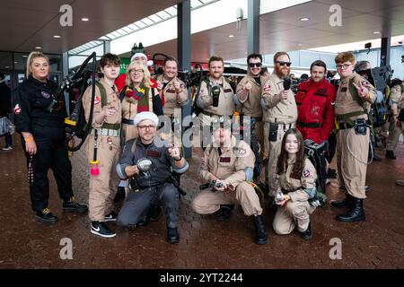 BIRMINGHAM, ROYAUME-UNI - 30 NOVEMBRE 2024. Un grand groupe de cosplayers habillés en fantômes lors d'un événement de comic con au Royaume-Uni Banque D'Images