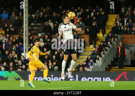 Craven Cottage, Fulham, Londres, Royaume-Uni. 5 décembre 2024. Premier League Football, Fulham contre Brighton et Hove Albion ; Timothy Castagne de Fulham est libre. Crédit : action plus Sports/Alamy Live News Banque D'Images