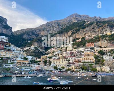 Vue imprenable sur Positano Village avec des maisons colorées à flanc de falaise, Azure Waters et Majestic Mountain en toile de fond Banque D'Images