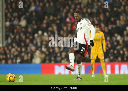 Craven Cottage, Fulham, Londres, Royaume-Uni. 5 décembre 2024. Premier League Football, Fulham contre Brighton et Hove Albion ; Issa Diop de Fulham passe. Crédit : action plus Sports/Alamy Live News Banque D'Images