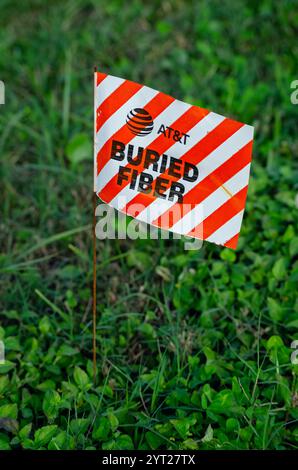 Theodore, Alabama, USA - 30 novembre 2024 : un drapeau marque l'endroit où le câble à fibre optique AT&T est enterré à Theodore, Alabama. Banque D'Images