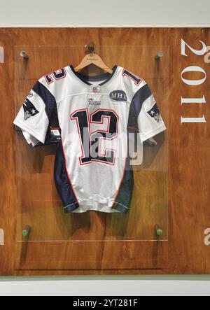 New York, États-Unis. 05th Dec, 2024. Maillot Tom Brady 2011 usé à l'extérieur, aux enchères estimées entre 150 et 300 000 $, exposé chez Sotheby's à New York, NY le 5 décembre 2024. (Photo de Stephen Smith/Sipa USA) crédit : Sipa USA/Alamy Live News Banque D'Images