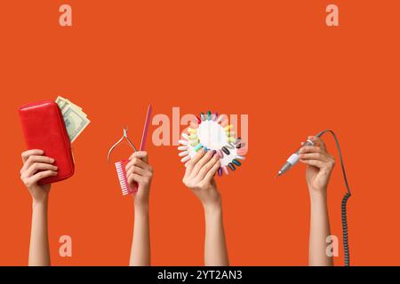 Mains féminines avec fournitures pour manucure et portefeuille sur fond de couleur Banque D'Images