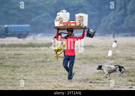 Kolkata, Inde. 05th Dec, 2024. Un vendeur de rue a vu marcher dans la zone de Maidan, un parc urbain de Kolkata. (Photo de Dipayan Bose/SOPA images/SIPA USA) crédit : SIPA USA/Alamy Live News Banque D'Images