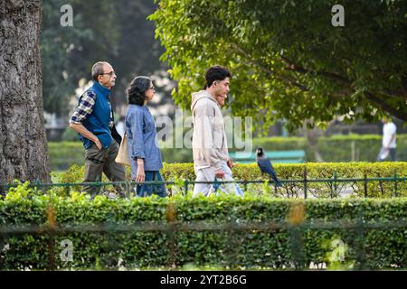 Kolkata, Inde. 05th Dec, 2024. Les gens font une promenade en soirée dans le jardin du Victoria Memorial. (Photo de Dipayan Bose/SOPA images/SIPA USA) crédit : SIPA USA/Alamy Live News Banque D'Images