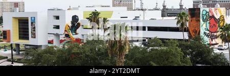 Tampa Bay, Floride, États-Unis - 21 juillet 2018 : Musée des enfants Glazer avec des peintures murales sur un bâtiment contemporain, entouré de palmiers tropicaux et de la vie urbaine. Banque D'Images