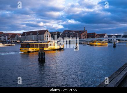 Copenhague, Danemark - 6 octobre 2024 : les ferries de banlieue de Copenhague glissent gracieusement sur l'eau, reliant îles et rivages Banque D'Images