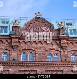 Stockholm, Suède - 24 mai 2024 : le bâtiment historique de trois couronnes à Stockholm présente des arches élégantes et une couronne dorée Banque D'Images