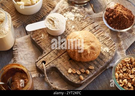 Pâte crue à base de poudre de protéines de lactosérum, sirop d'érable et beurre d'arachide - préparation de barres de chocolat protéinées maison Banque D'Images