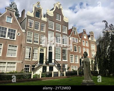 Amsterdam, pays-Bas - 8 septembre 2018 : charmante vue sur les maisons à pignon hollandaises traditionnelles et la statue dans la cour historique de Begijnhof Banque D'Images