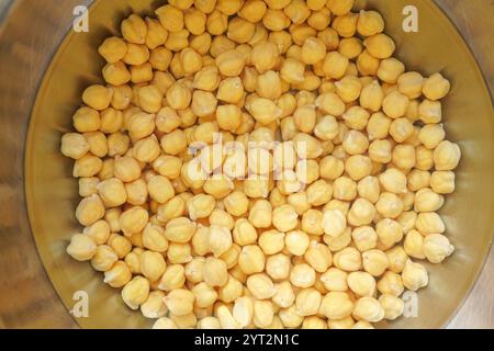 Les pois chiches trempés dans l'eau Banque D'Images