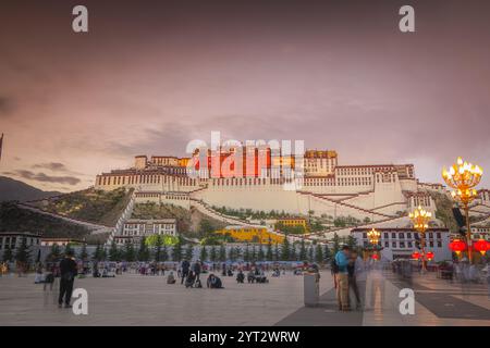 LHASSA, TIBET CHINE - 3 JUILLET 2022 : le Palais du Potala la nuit est la plus haute altitude du monde, un magnifique bâtiment qui intègre des palais, des châteaux Banque D'Images