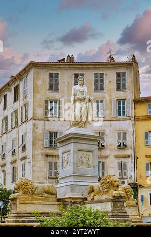 AJACCIO, CORSE, FRANCE - 8 octobre 2024 : Ajaccio, lieu de naissance de Napoléon Bonaparte, présente un charmant mélange d'architecture historique, de por vibrant Banque D'Images