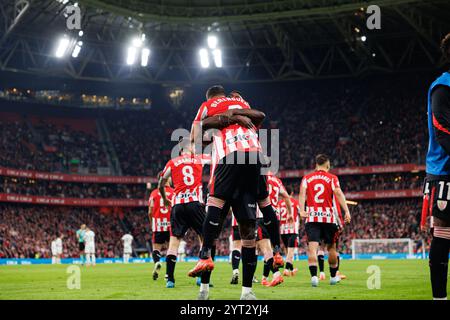 Équipe d'Athletic vu célébrant après le but d'Alex Berenguer pendant LaLiga EA SPORT match entre les équipes de l'Athletic Club et Real Madrid FC à ES Banque D'Images