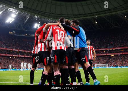 Équipe d'Athletic vu célébrant après le but d'Alex Berenguer pendant LaLiga EA SPORT match entre les équipes de l'Athletic Club et Real Madrid FC à ES Banque D'Images