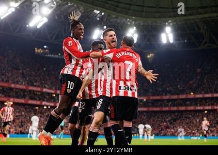 Équipe d'Athletic vu célébrant après le but d'Alex Berenguer pendant LaLiga EA SPORT match entre les équipes de l'Athletic Club et Real Madrid FC à ES Banque D'Images