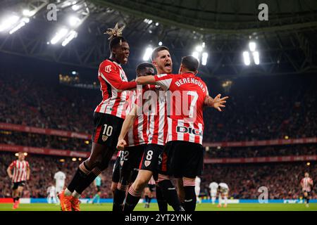 Équipe d'Athletic vu célébrant après le but d'Alex Berenguer pendant LaLiga EA SPORT match entre les équipes de l'Athletic Club et Real Madrid FC à ES Banque D'Images
