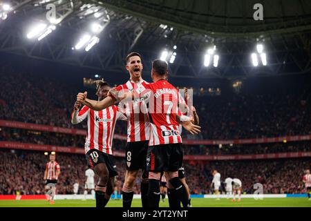 Équipe d'Athletic vu célébrant après le but d'Alex Berenguer pendant LaLiga EA SPORT match entre les équipes de l'Athletic Club et Real Madrid FC à ES Banque D'Images
