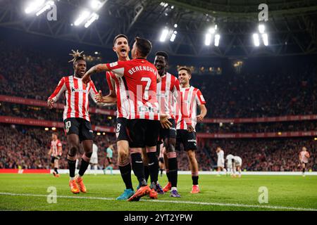 Équipe d'Athletic vu célébrant après le but d'Alex Berenguer pendant LaLiga EA SPORT match entre les équipes de l'Athletic Club et Real Madrid FC à ES Banque D'Images