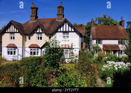 Halton : maisons et jardins avec ciel bleu à côté de Grand Union canal Wendover Arm, Halton, Chiltern Hills, Buckinghamshire, Angleterre, ROYAUME-UNI Banque D'Images