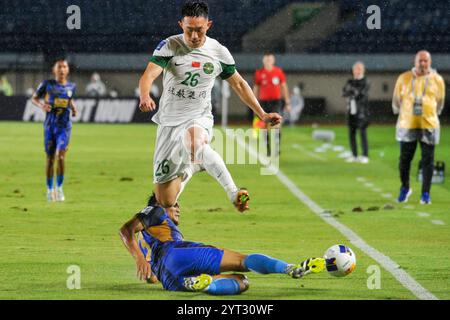 Bandung, Indonésie. 5 décembre 2024. Sun Gouwen (en tête) du Zhejiang FC participe au match de football du groupe F de la Ligue des champions de l'AFC entre l'indonésien Persib Bandung et le chinois Zhejiang FC à Bandung, en Indonésie, le 5 décembre 2024. Crédit : Septianjar Muharam/Xinhua/Alamy Live News Banque D'Images