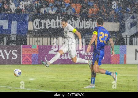 Bandung, Indonésie. 5 décembre 2024. Franko Andrijasevic (G) du Zhejiang FC tire le ballon lors du match de football du groupe F de la Ligue des champions de l'AFC deux entre l'indonésien Persib Bandung et le chinois Zhejiang FC à Bandung, Indonésie, le 5 décembre 2024. Crédit : Septianjar Muharam/Xinhua/Alamy Live News Banque D'Images