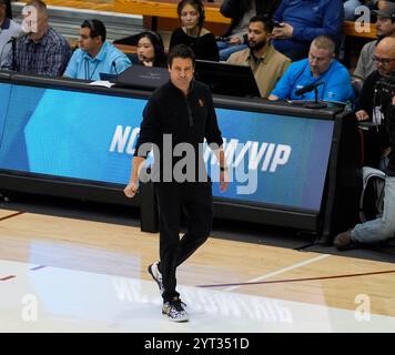 Austin, Texas, États-Unis. 5 décembre 2024. L'entraîneur-chef de l'USC Brad Keller lors du premier tour du tournoi de volleyball féminin de la division I de la NCAA entre l'USC et l'UT-Arlington le 5 décembre 2024 à Austin, Texas. USC a remporté le match 3-0 (image crédit : © Scott Coleman/ZUMA Press Wire) USAGE ÉDITORIAL SEULEMENT! Non destiné à UN USAGE commercial ! Banque D'Images