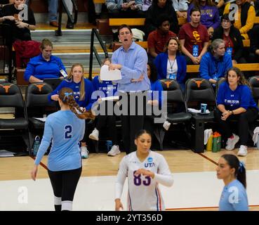 Austin, Texas, États-Unis. 5 décembre 2024. L'entraîneur-chef de l'UT Arlington, JT Wenger, lors du premier tour du tournoi féminin de volleyball de la division I de la NCAA entre l'USC et l'UT-Arlington, le 5 décembre 2024 à Austin, au Texas. USC a remporté le match 3-0 (image crédit : © Scott Coleman/ZUMA Press Wire) USAGE ÉDITORIAL SEULEMENT! Non destiné à UN USAGE commercial ! Banque D'Images