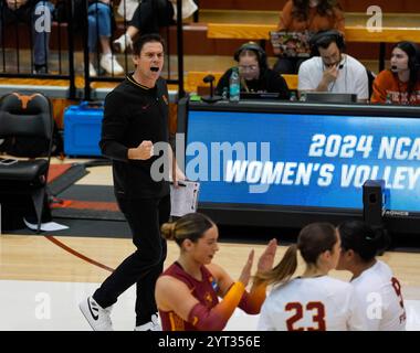 Austin, Texas, États-Unis. 5 décembre 2024. L'entraîneur adjoint de l'USC Tyler Hildebrand lors du premier tour du tournoi de volleyball féminin de la division I de la NCAA entre l'USC et l'UT-Arlington le 5 décembre 2024 à Austin, Texas. USC a remporté le match 3-0 (image crédit : © Scott Coleman/ZUMA Press Wire) USAGE ÉDITORIAL SEULEMENT! Non destiné à UN USAGE commercial ! Banque D'Images