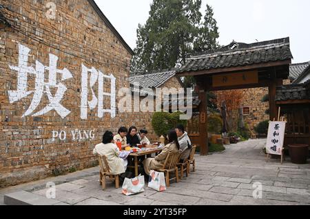 Pékin, province chinoise du Zhejiang. 4 décembre 2024. Les touristes boivent du thé dans une maison de thé et de café dans la rue antique de Poyang à Jinhua, province de Zhejiang de l'est de la Chine, Dec. 4, 2024. Crédit : lu Zhe/Xinhua/Alamy Live News Banque D'Images