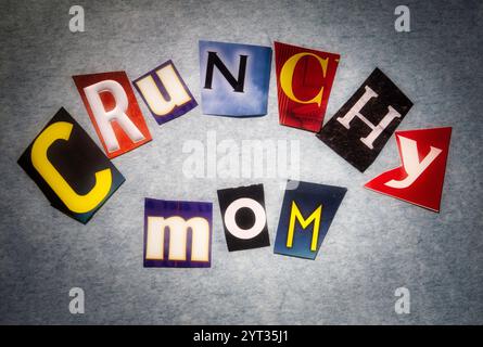 Le concept 'Crunchy Mom' est écrit dans la typographie de style note de rançon, USA 2024 Banque D'Images