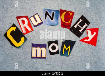 Le concept 'Crunchy Mom' est écrit dans la typographie de style note de rançon, USA 2024 Banque D'Images