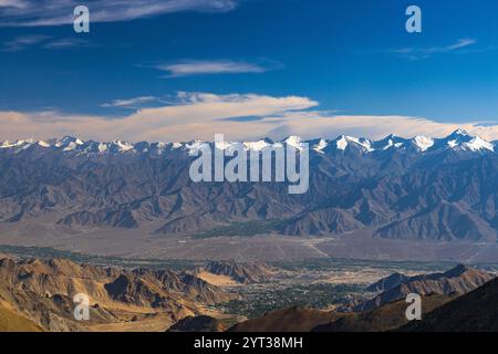 Une vue grand angle sur la chaîne de montagnes du Zanskar à l'horizon et la ville de Leh dans la vallée. Banque D'Images