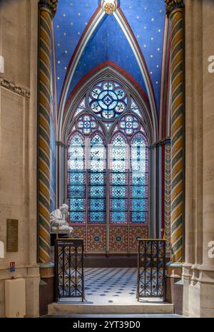 Paris, France. 30 novembre 2024. Cette photo montre la vue intérieure de la cathédrale notre-Dame avant sa réouverture à Paris, France, 30 novembre 2024. Les cérémonies de réouverture de la Cathédrale notre-Dame, endommagée par un énorme incendie en 2019, auront lieu les 7 et 8 décembre. Crédit : Julio Piatti/Xinhua/Alamy Live News Banque D'Images