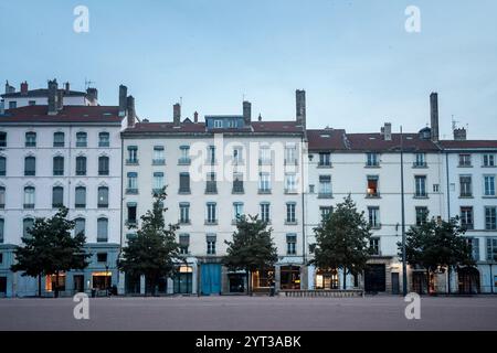 Bâtiments traditionnels français de la place Bellecour à Lyon, présentant des façades du XIXe siècle. Un point de repère urbain important reflétant l'an culturel de la ville Banque D'Images