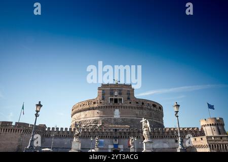 Castel Sant'Angelo à Rome, Italie, capturé de loin. L'image illustre l'architecture du château historique. C'est un ancien mausolée de hadria Banque D'Images