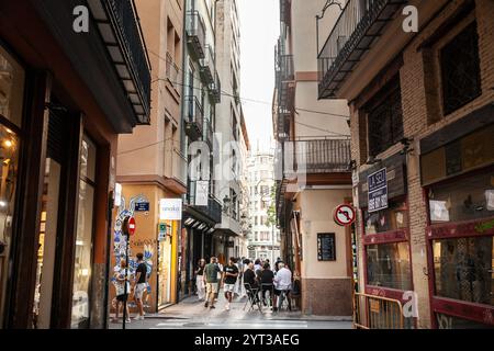 VALENCE, ESPAGNE - 13 OCTOBRE 2024 : rues étroites du centre-ville de Valence, avec une architecture historique et une atmosphère urbaine. valence est un majo Banque D'Images