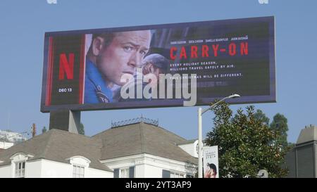 Los Angeles, Californie, États-Unis 5 décembre 2024 Netflix Carry-on Billboard avec Taron Egerton sur Sunset Blvd le 5 décembre 2024 à Los Angeles, Californie, États-Unis. Photo de Barry King/Alamy Stock photo Banque D'Images