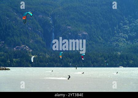 Squamish, Colombie-Britannique, Canada – 29 août 2020. Squamish Kite Surfers Howe Sound. Les kitesboarders et les planches à voile attrapent le vent au large de Squamish. Banque D'Images