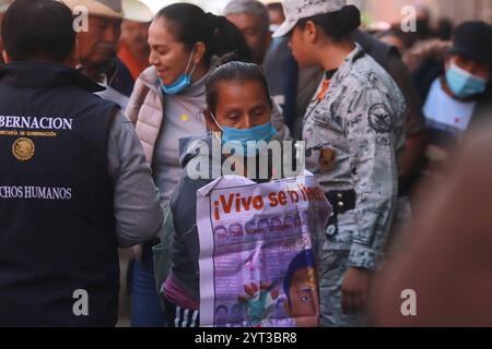 Les parents de 43 étudiants d'Ayotzinapa disparus rencontrent le président mexicain Whit les parents des 43 étudiants de l'école rurale normale d'Ayotzinapa victimes de disparition forcée à 2014 ans, assistent au Palais national pour tenir une réunion avec le président mexicain Claudia Sheinbaum. Le 4 décembre 2024 à Mexico, Mexique. Mexico CDMX Mexique Copyright : xCarlosxSantiagox Banque D'Images