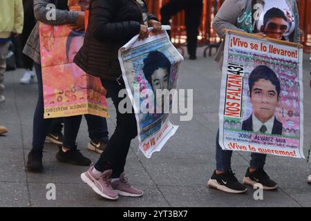 Les parents de 43 étudiants d'Ayotzinapa disparus rencontrent le président mexicain Whit les parents des 43 étudiants de l'école rurale normale d'Ayotzinapa victimes de disparition forcée à 2014 ans, assistent au Palais national pour tenir une réunion avec le président mexicain Claudia Sheinbaum. Le 4 décembre 2024 à Mexico, Mexique. Mexico CDMX Mexique Copyright : xCarlosxSantiagox Banque D'Images